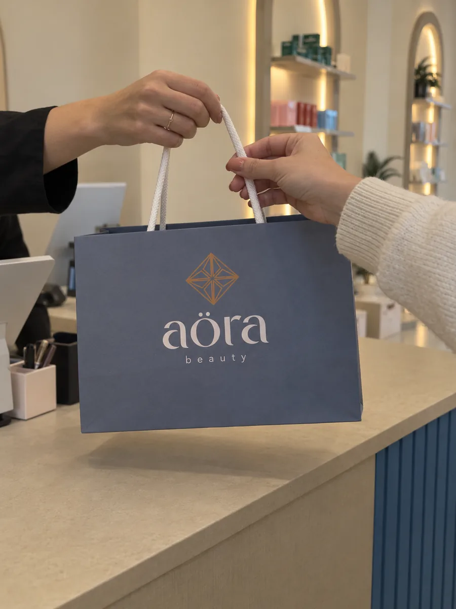 Entrega de la bolsa de Aöra en el mostrador de la tienda de San Pedro de Alcántara
