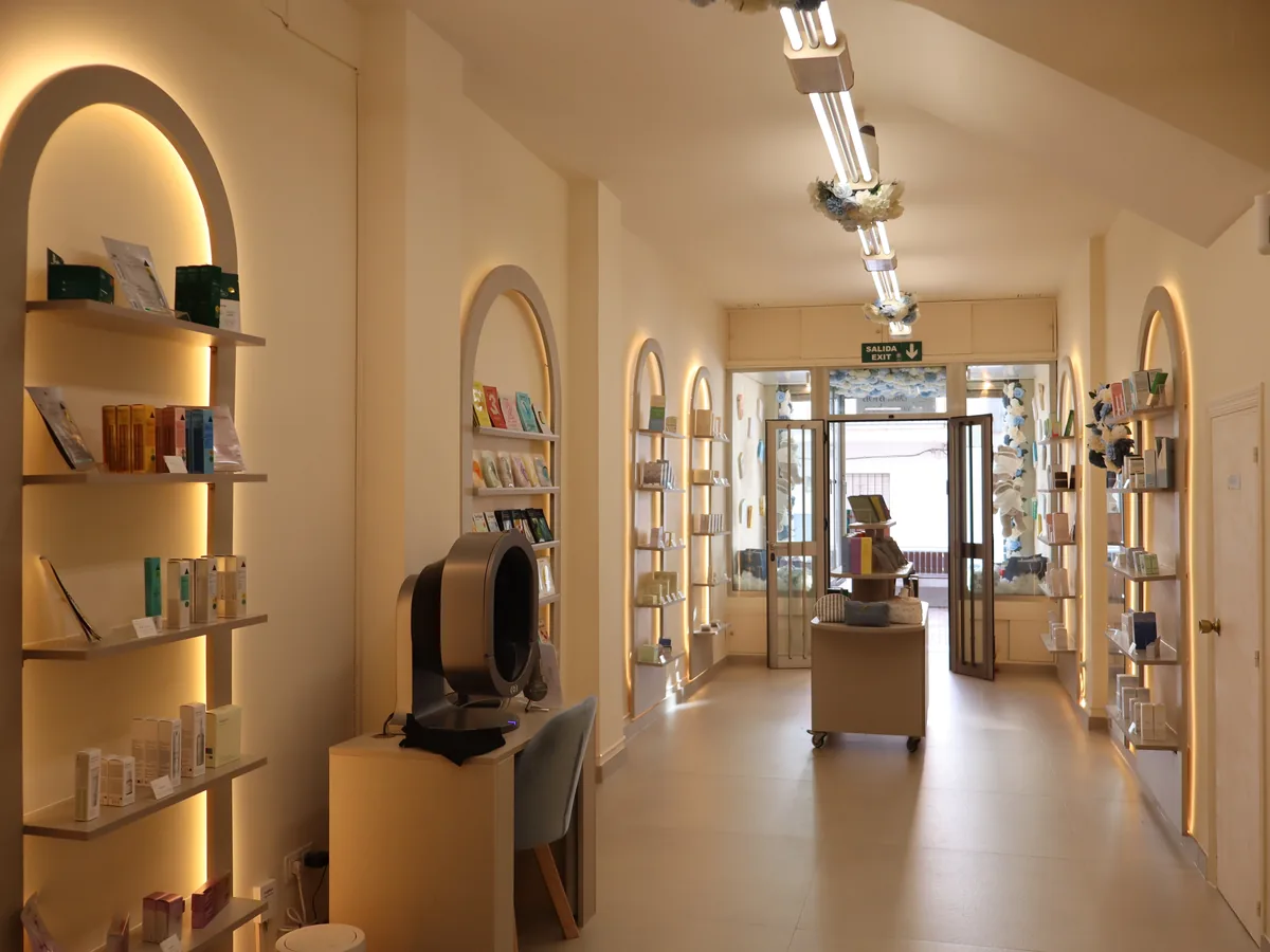 Interior de la tienda Aöra en Calle Pizarro 6, San Pedro de Alcántara